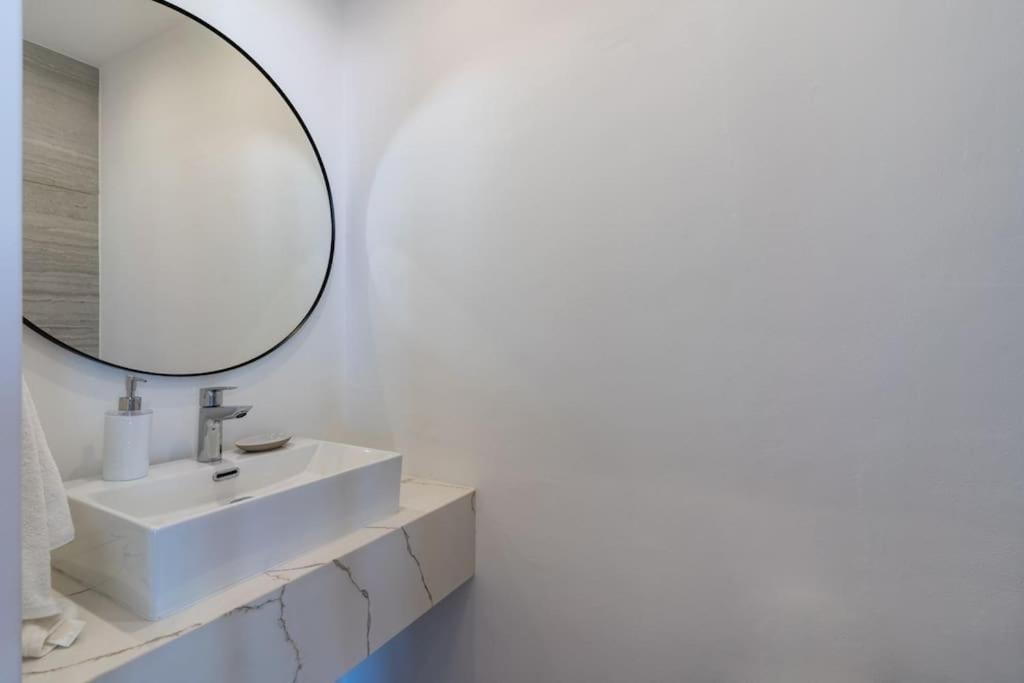 Thalassa 2-Bedroom Apartment In Larnaca Bagian luar foto