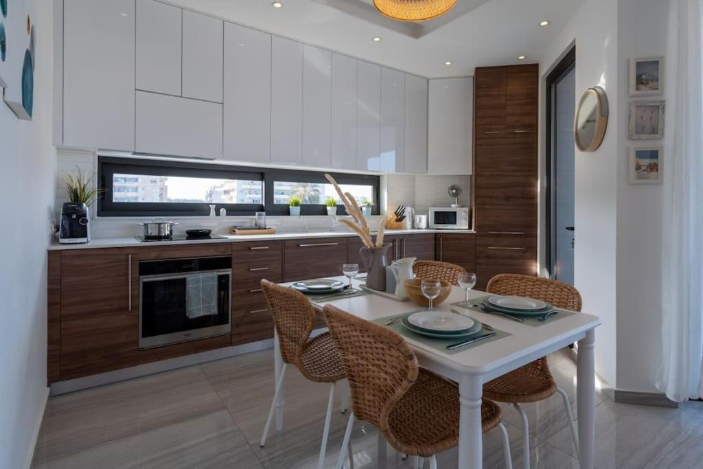 Thalassa 2-Bedroom Apartment In Larnaca Bagian luar foto