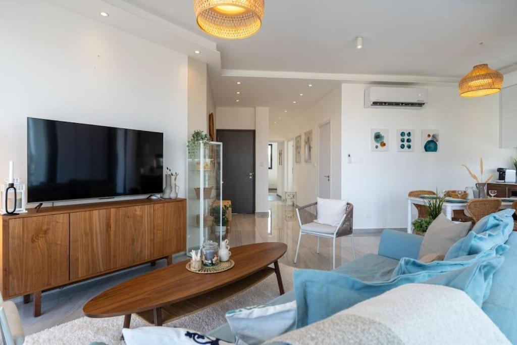 Thalassa 2-Bedroom Apartment In Larnaca Bagian luar foto